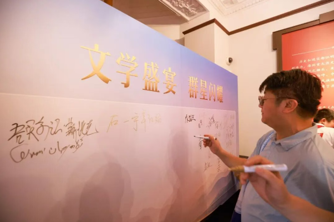 作家們體驗木刻版畫