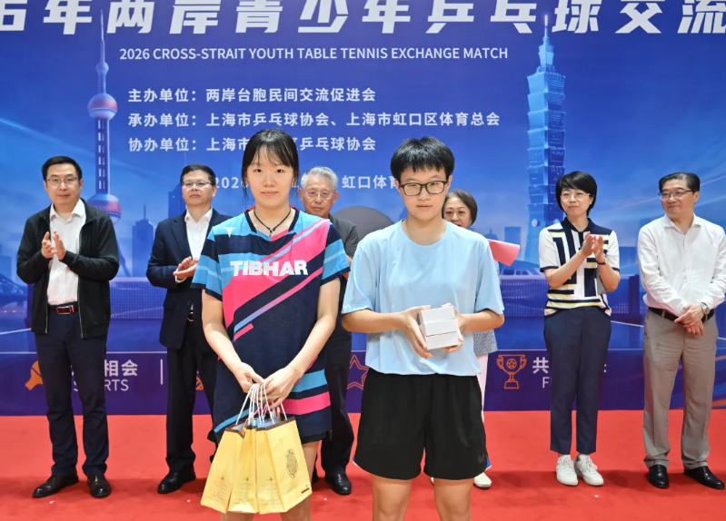 兩岸青少年代表互贈紀念禮品