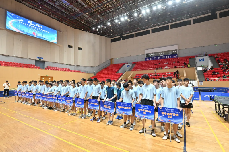 小選手賽場邊期待比賽