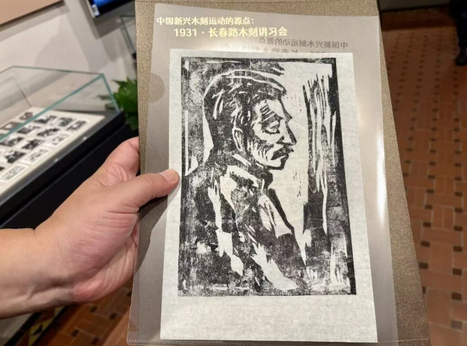 活動現場作家們交流場景