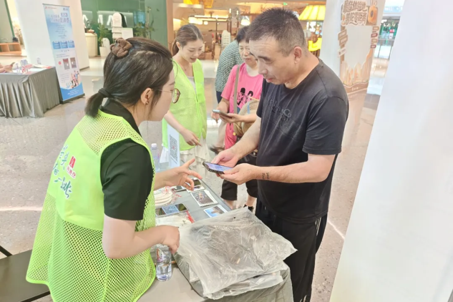 商户市民駐足諮詢