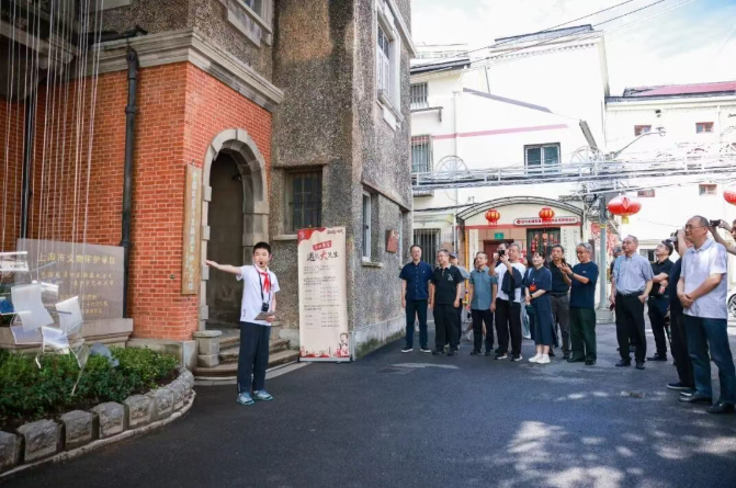 作家們在中國左翼作家聯盟會址紀念館參觀